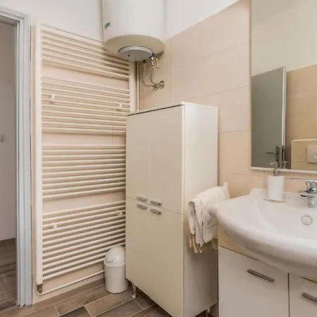 Apartment Stunning In Krk With Kitchen *