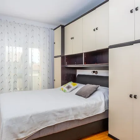 Stunning In Krk With Kitchen * クルク
