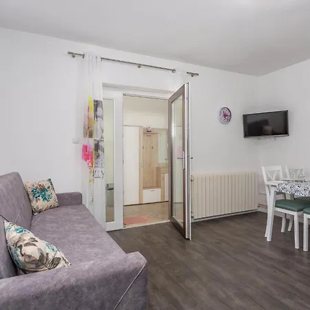 Apartment Stunning In Krk With Kitchen *